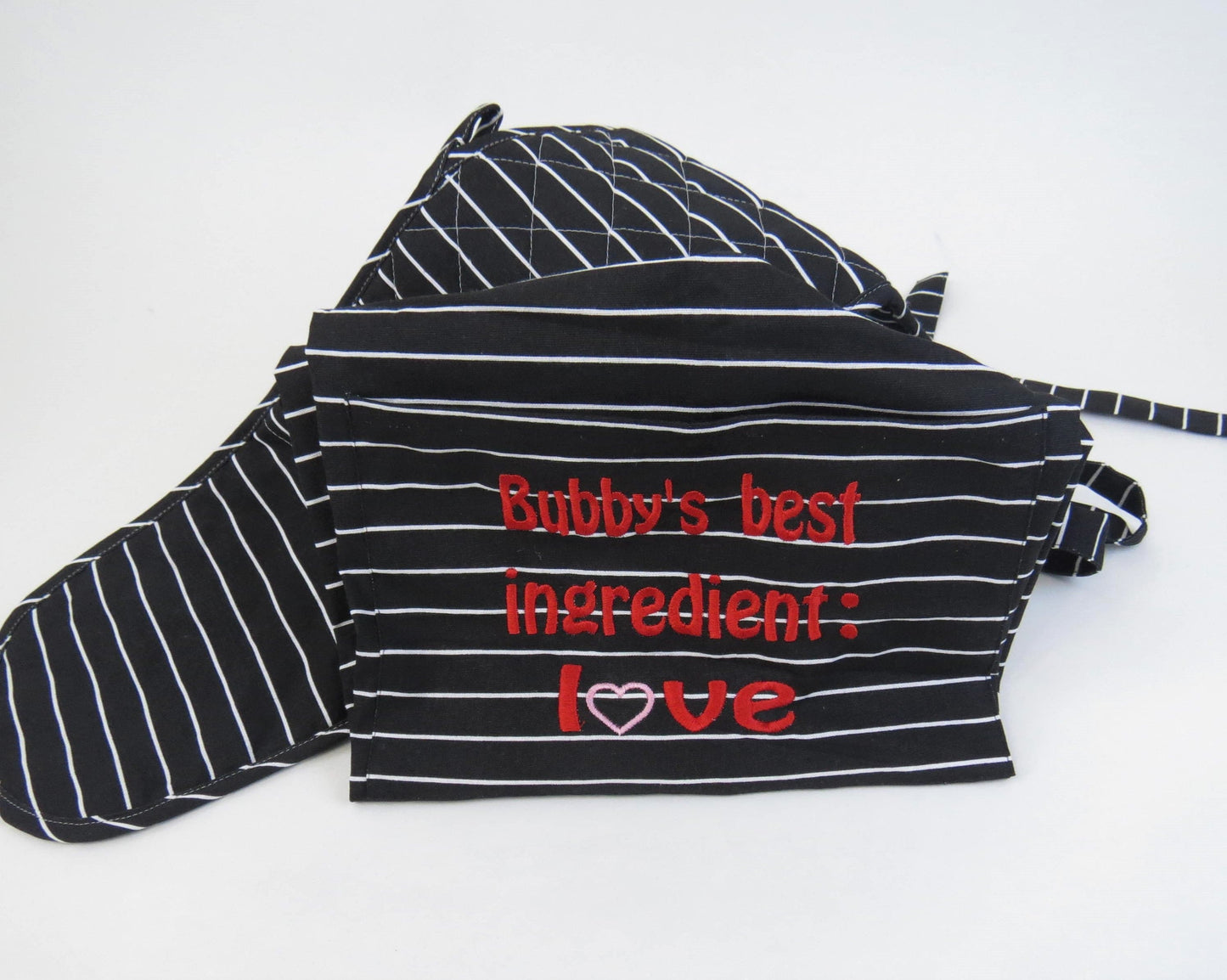 Shop quality monogramed aprons and mitts set at Starbox Gifts. Add your personal message.