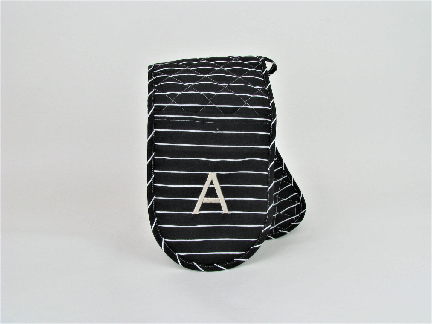 Shop quality monogramed aprons and mitts set at Starbox Gifts. View of Mitts.