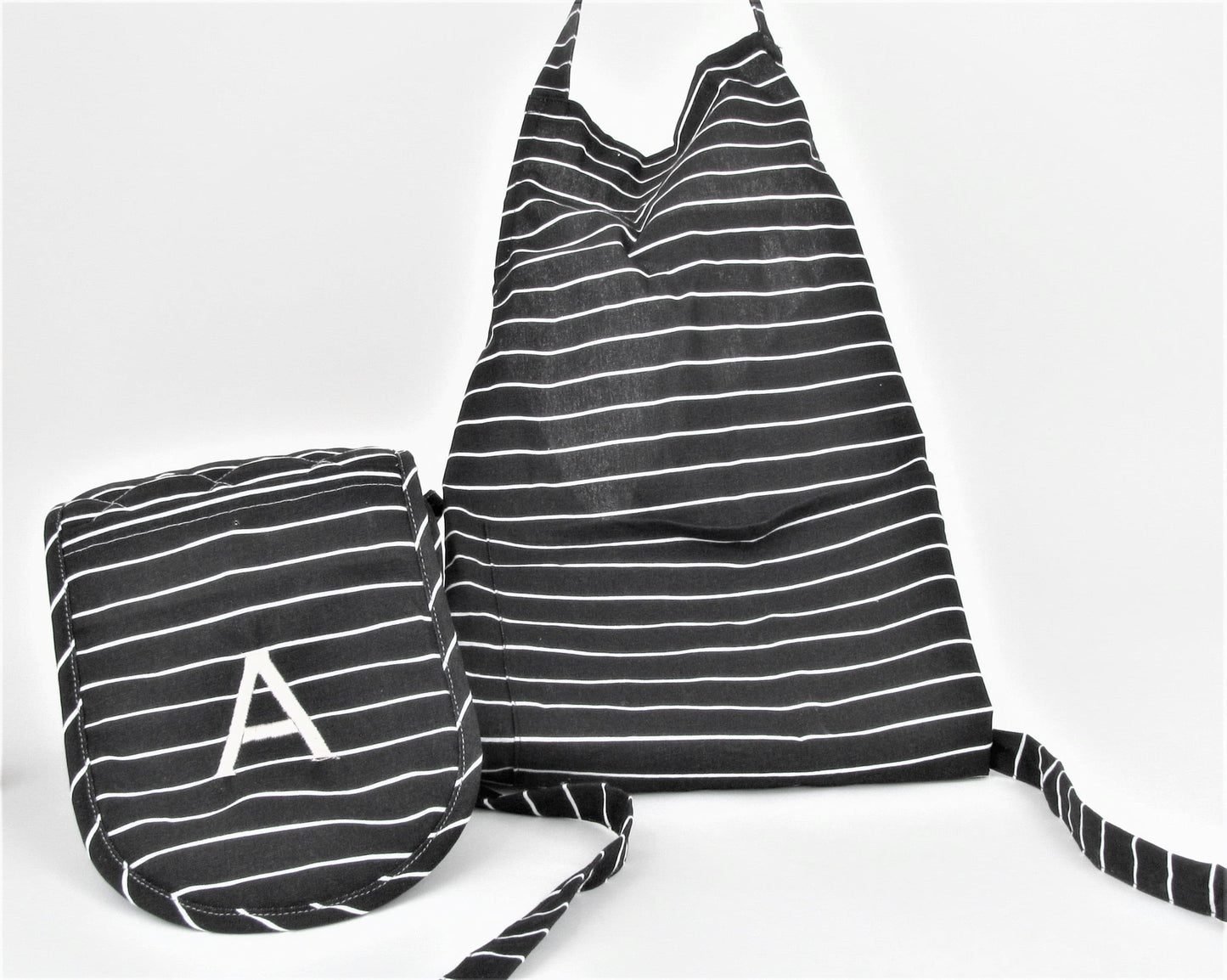 Shop quality monogramed aprons and mitts set at Starbox Gifts.